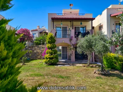 Denize Sıfır Sitede, Havuz ve Deniz Manzaralı Geniş Bahçeli Hera Villa