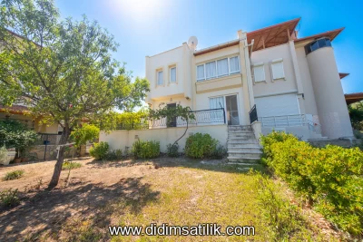 Bozbükte Havuzlu Sitede Geniş Bahçeli Satılık 3+1 Müstakil Villa