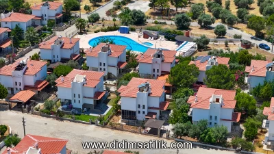 Didim Akbük Merkezde Denize Yakın Havuzlu Sitede Satılık 4+1 Villa