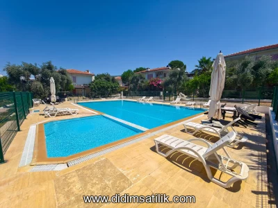 Didim Akbük Merkezde Havuzlu Sitede Uygun Fiyatlı 3+1 İkiz Yazlık Villa