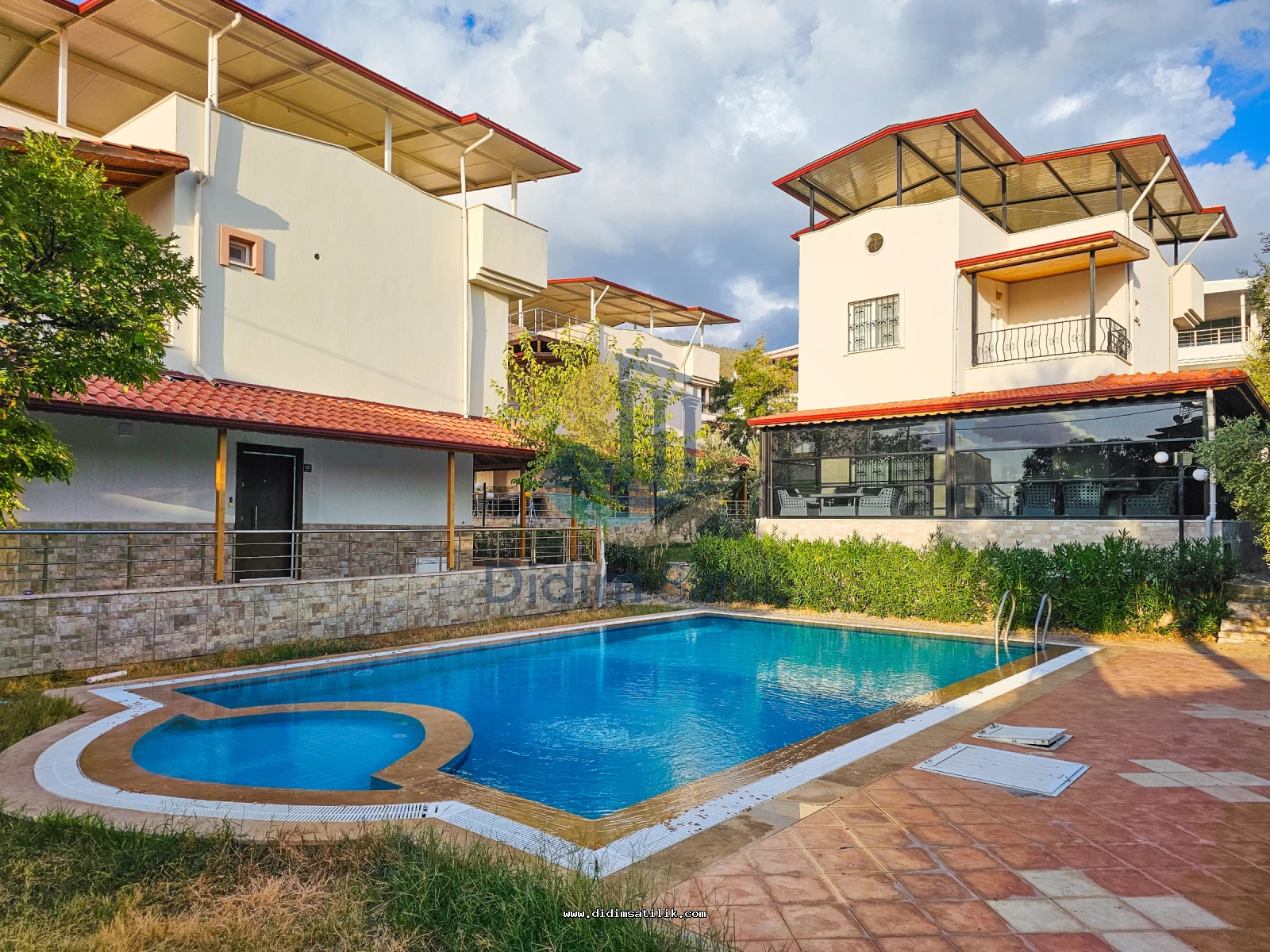 Didim Akbük Merkezde Havuzlu Satılık 3+1 Tam Müstakil Villa